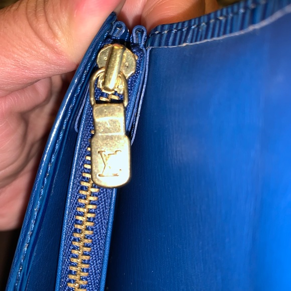 Authenticated Louis Vuitton epi wallet Authentic - Picture 12 of 14